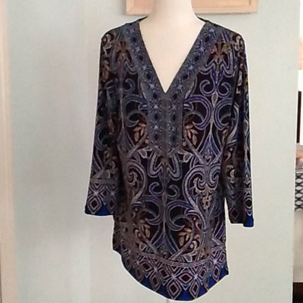 🌺 Swirly flattering tunic.